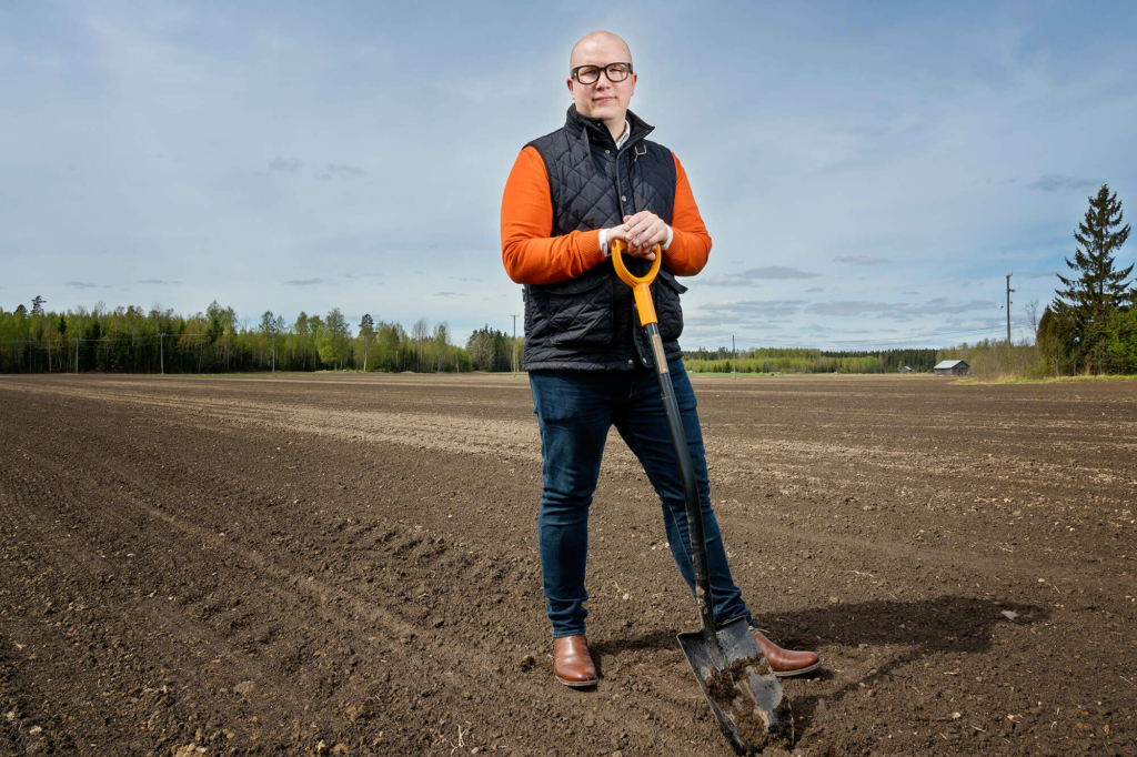 Soilfoodin toimitusjohtaja Eljas Jokinen iittalalaisella pellolla.