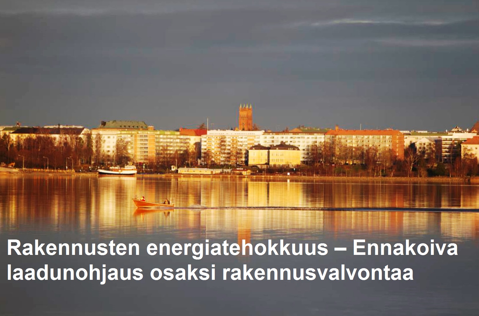 Pieni vene liikkuu rauhallisella joella auringonlaskun aikaan, ja kaupungin rakennukset ja puut heijastuvat veteen. Kuvan päällä on suomenkielinen teksti.