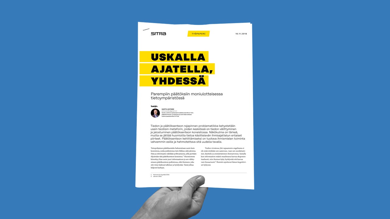 Käsi nostaa käteen asiakirjan, jossa on keltaisella korostettua suomenkielistä tekstiä valkoisella arkilla sinistä taustaa vasten. Asiakirjassa on lihavoidut otsikot ja pieni profiilikuva henkilöstä tekstin vieressä.