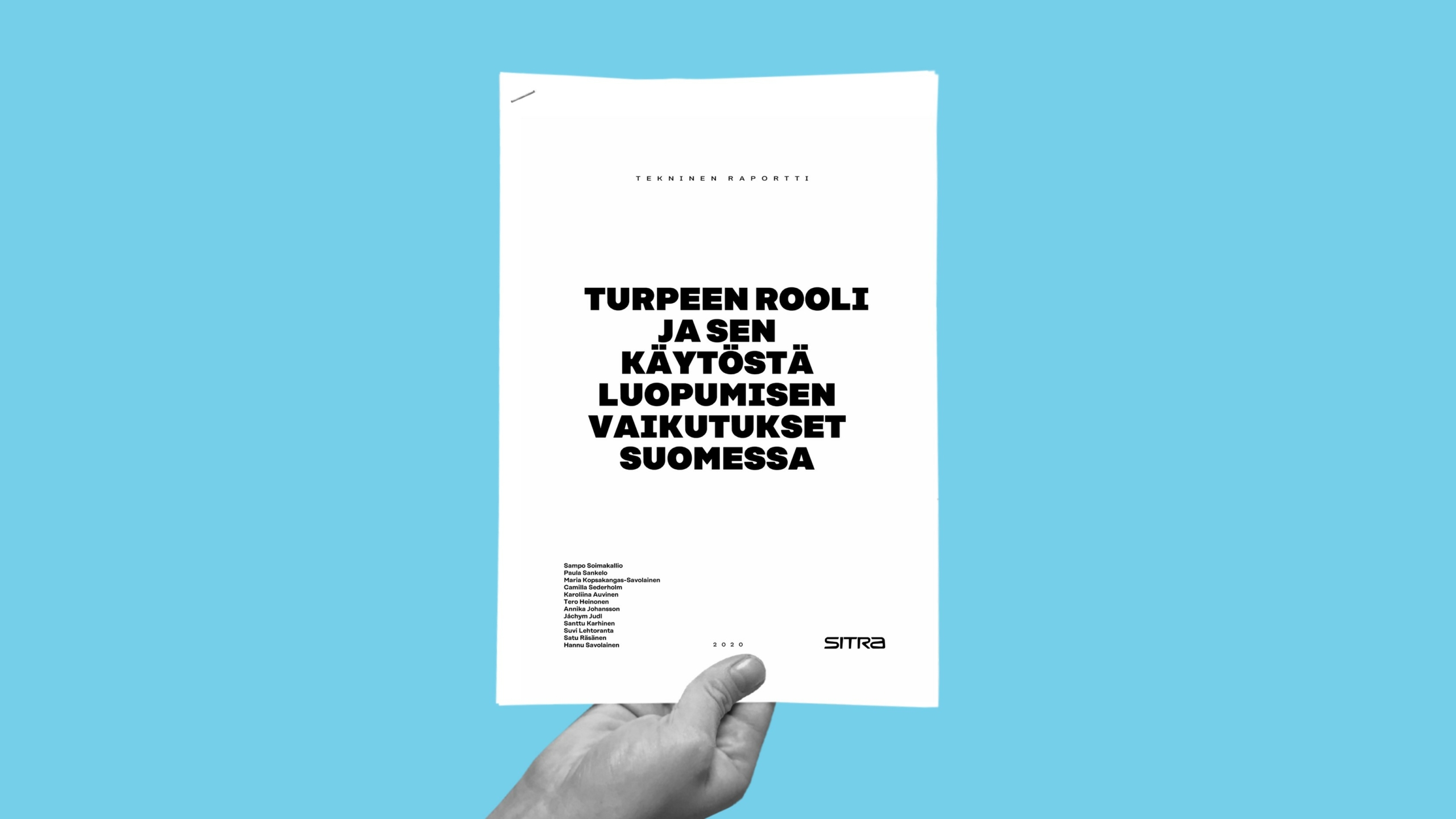 Käsi pitelee valkoista raporttia, jonka kannessa on lihavoitu suomenkielinen teksti sinistä taustaa vasten. Otsikossa lukee: TURPEEN ROOLI JA SEN KÄYTÖSTÄ LUOPUMISEN VAIKUTUKSET SUOMESSA.