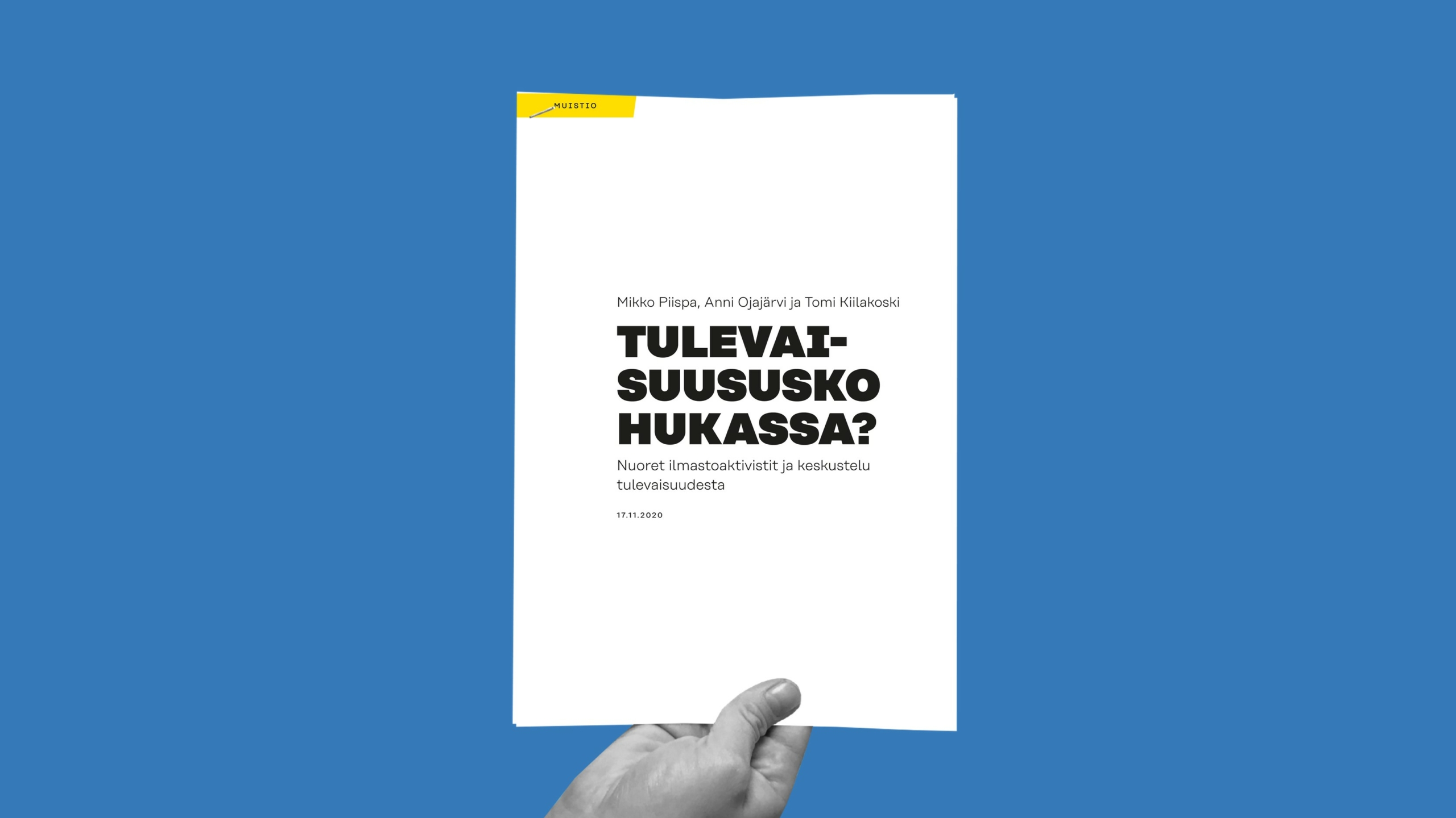 Käsi pitelee valkoista vihkosta, jonka kannessa on suomenkielinen teksti "Tulevaisuususko hukassa?" sinistä taustaa vasten.