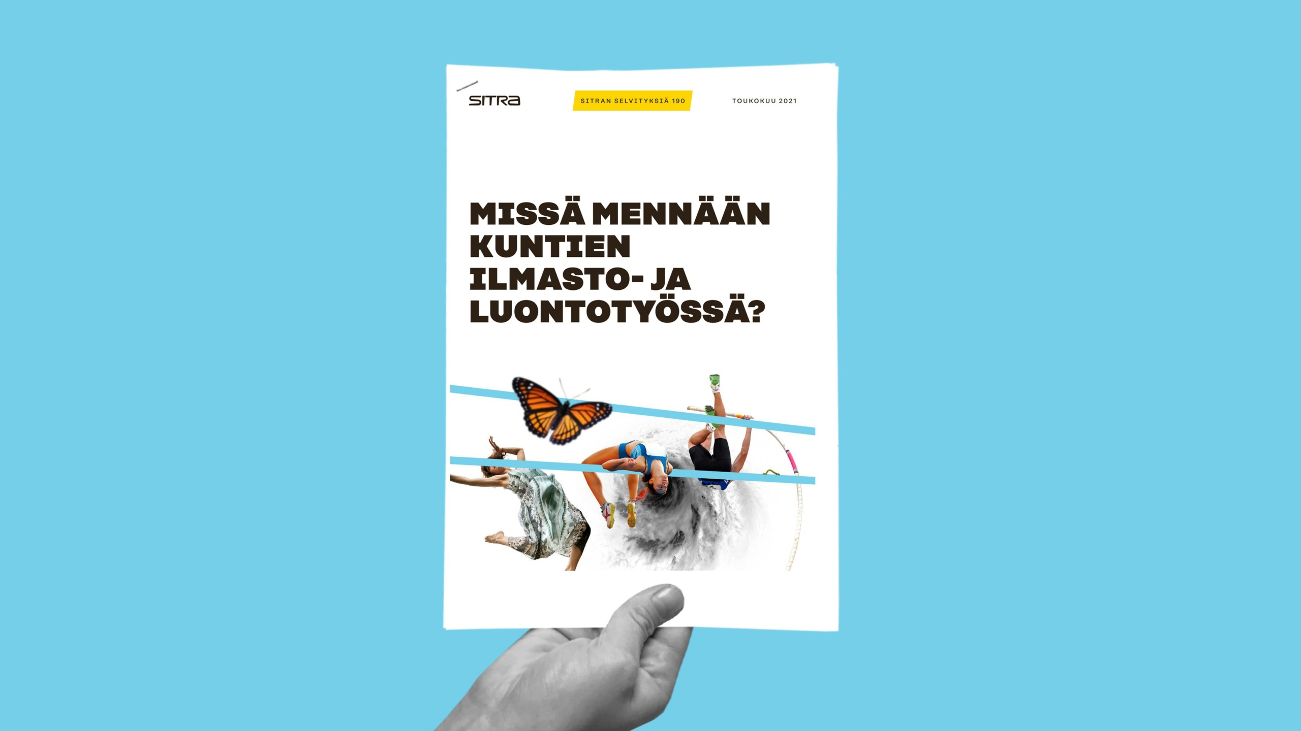 Kädessä on vihkonen sinistä taustaa vasten. Kannessa on ihmisiä ja perhonen, ja siinä on suomenkielinen teksti: "Missä mennään kuntien ilmasto- ja luontotyössä?" ja yläreunassa SITRAn logo.