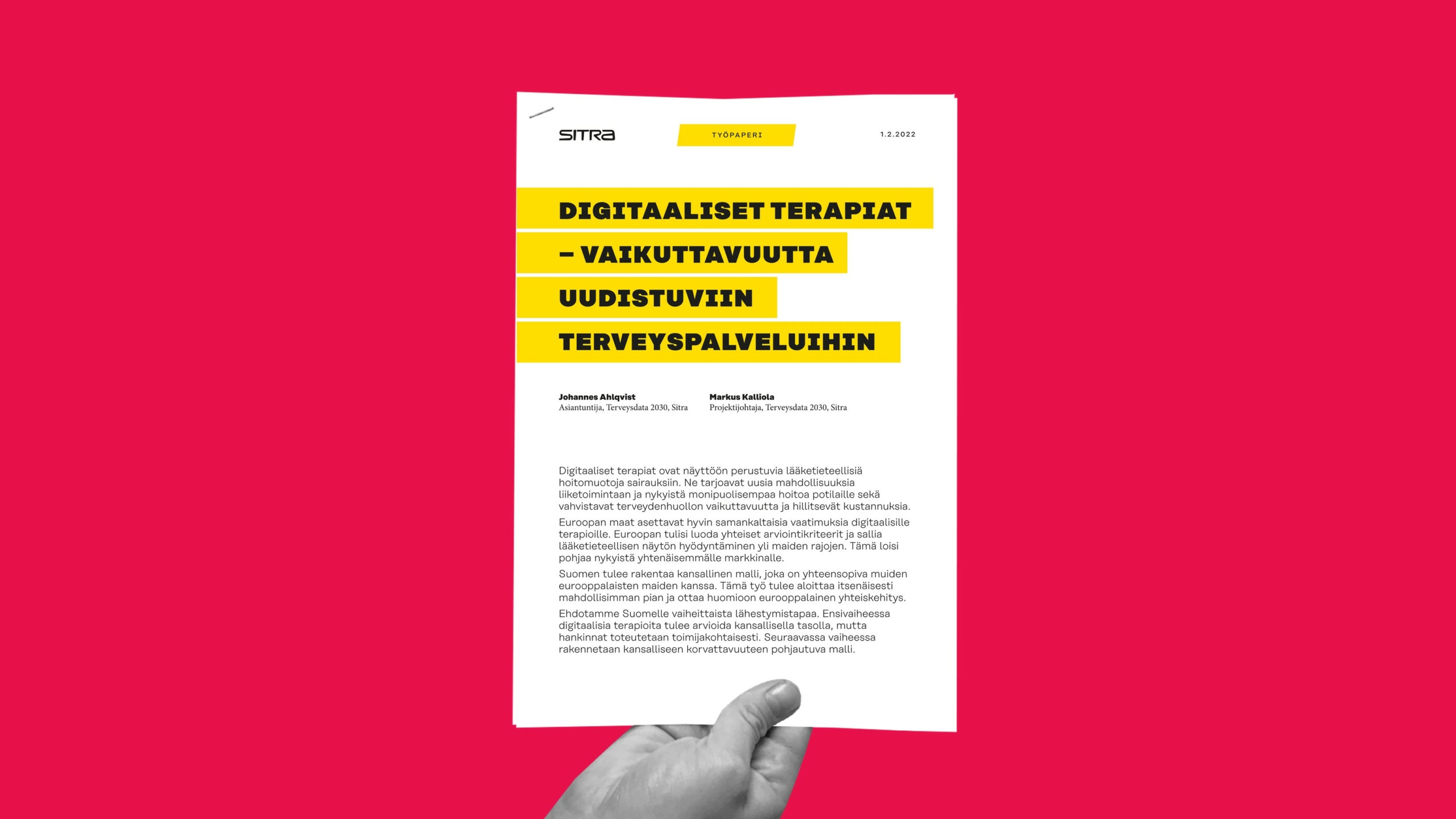 Kädessä on kirkkaan vaaleanpunaisella taustalla asiakirja, jonka otsikko on Digitaaliset terapiat - vaikuttavuutta uudistuviin terveyspalveluihin. Otsikko on korostettu keltaisella.