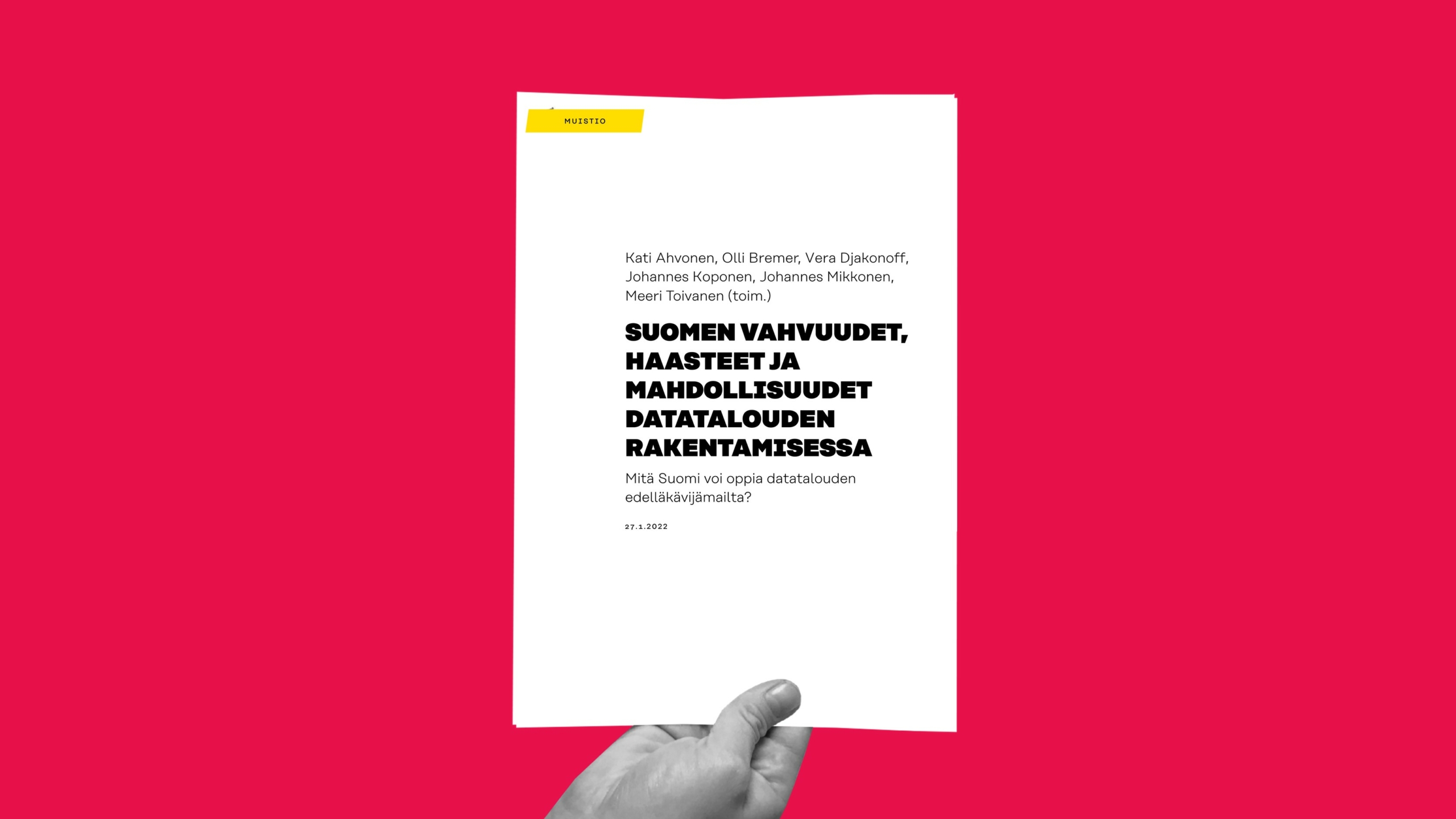 Kädessä on valkoinen vihko kirkkaan vaaleanpunaisella taustalla. Kannen teksti on suomeksi, ja siinä on lihavoituja mustia otsikoita Suomen vahvuuksista, haasteista ja mahdollisuuksista datatalouden rakentamisessa.