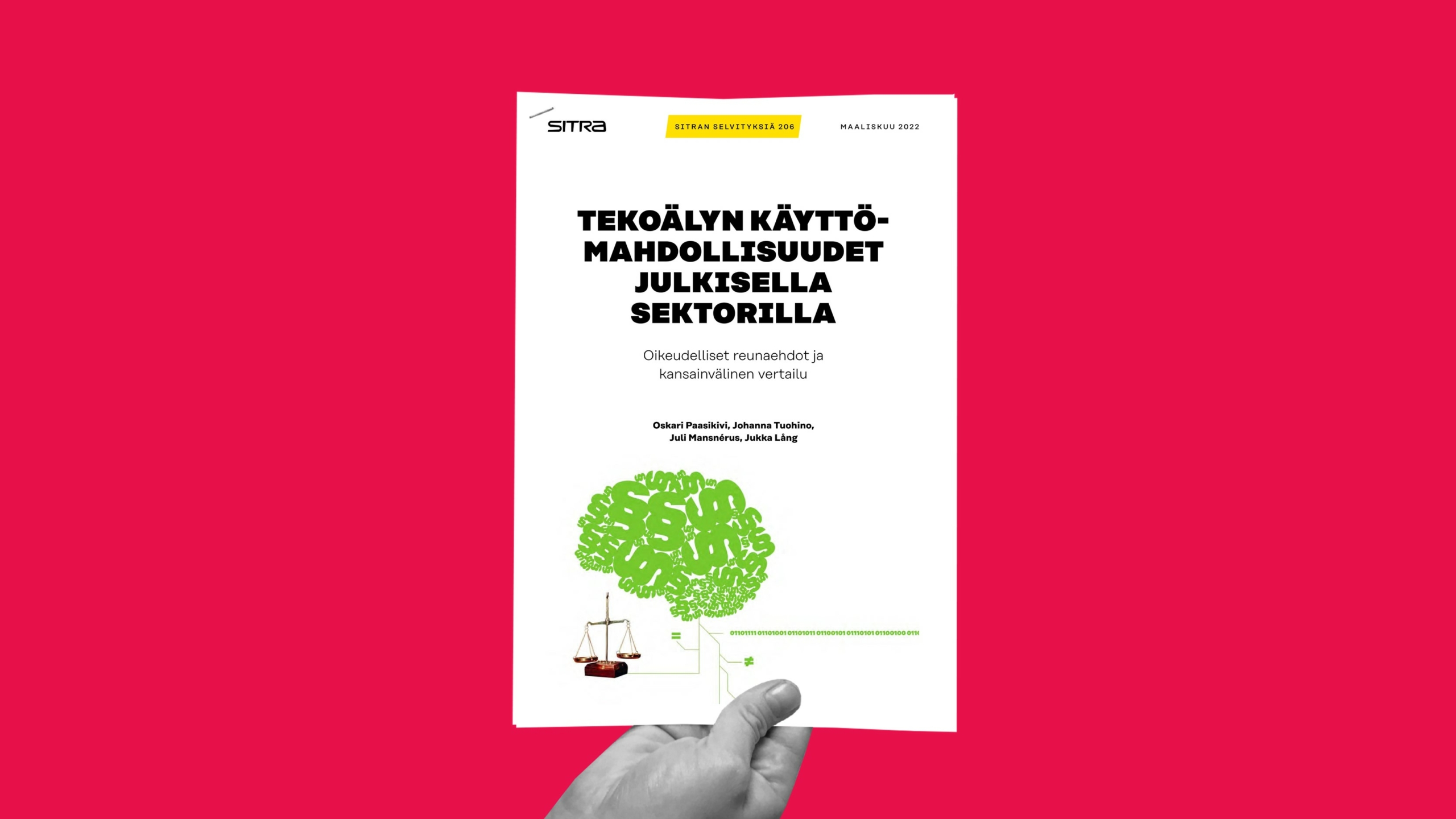 Käsi nostaa ylös suomenkielistä raporttia, jonka otsikkona on Tekoälyn käyttömahdollisuudet julkisella sektorilla kirkkaan vaaleanpunaista taustaa vasten. Kannessa on vihreä aivokuvitus ja pieni oikeusasteikko.