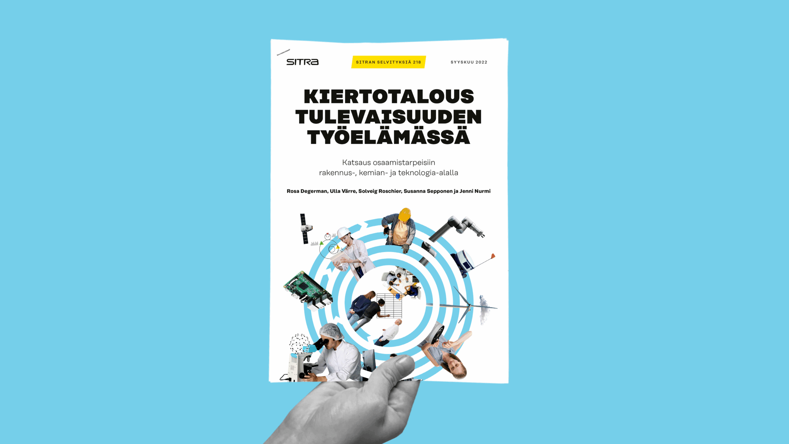 Käsi pitää kädessään sinisellä taustalla suomenkielistä raporttia KIERTOTALOUS TULEVAISUUDEN TYÖELÄMÄSSÄ, jossa on kuvia ihmisistä, työvälineistä ja ympyränmuotoisista grafiikoista, jotka liittyvät työpaikat ja taidot eri ammateissa.