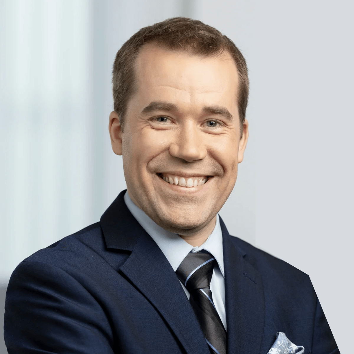 Hymyilevä mies edestä kuvattuna