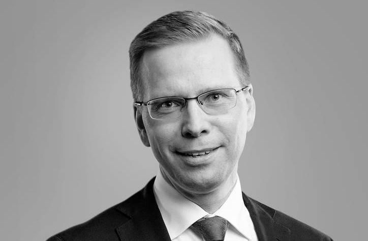 Silmäaslipäinen mies edestä