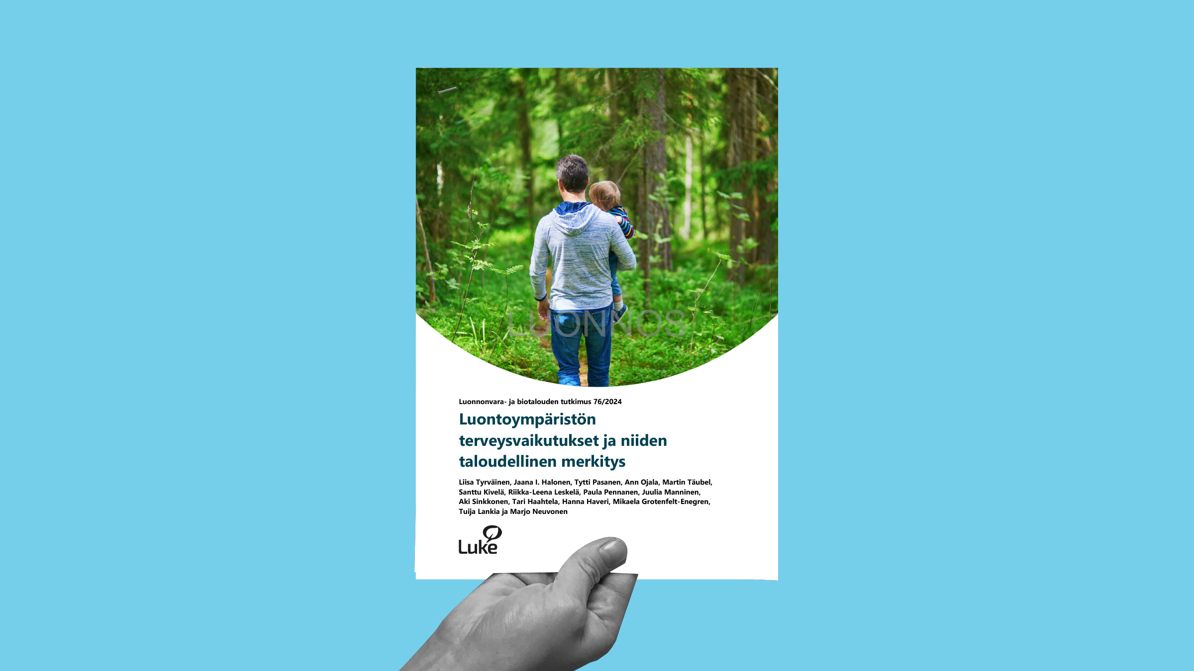 Henkilöllä on kädessään suomalainen raportti otsikolla Luontoympäristön terveysvaikutukset ja niiden taloudellinen merkitys, jossa korostetaan luonnon terveysvaikutuksia ja kuvaa aikuisesta, joka kantaa lasta vehreässä metsässä.
