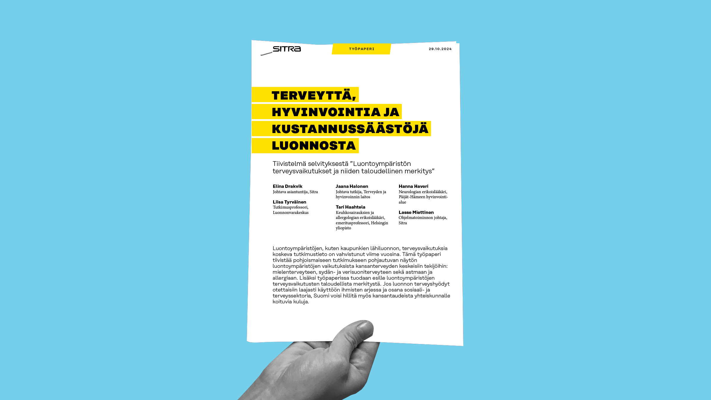 Kädessä on suomenkielinen asiakirja otsikolla Terveyttä, hyvinvointia ja kustannussäästöjä luonnosta, jossa on keltaisella korostettua tekstiä ja mustaa painatusta, vaaleansinisellä taustalla.