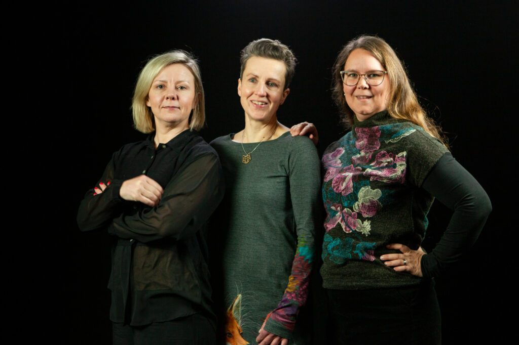 Kuvassa Elina Seppänen (Kymenlaakson kylät), Johanna Niilivuo (Suomen kylät) ja Hanna Ruohola (Satakylät). Kuva: Jaakko Porokuokka, Sitra.