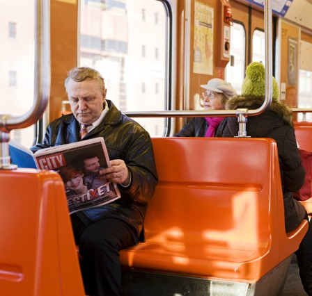 Ikäihmisiä metrossa