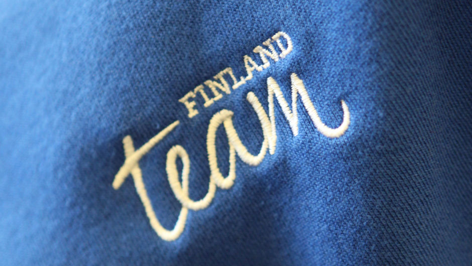 Yksityiskohta Team Finland -hupparista