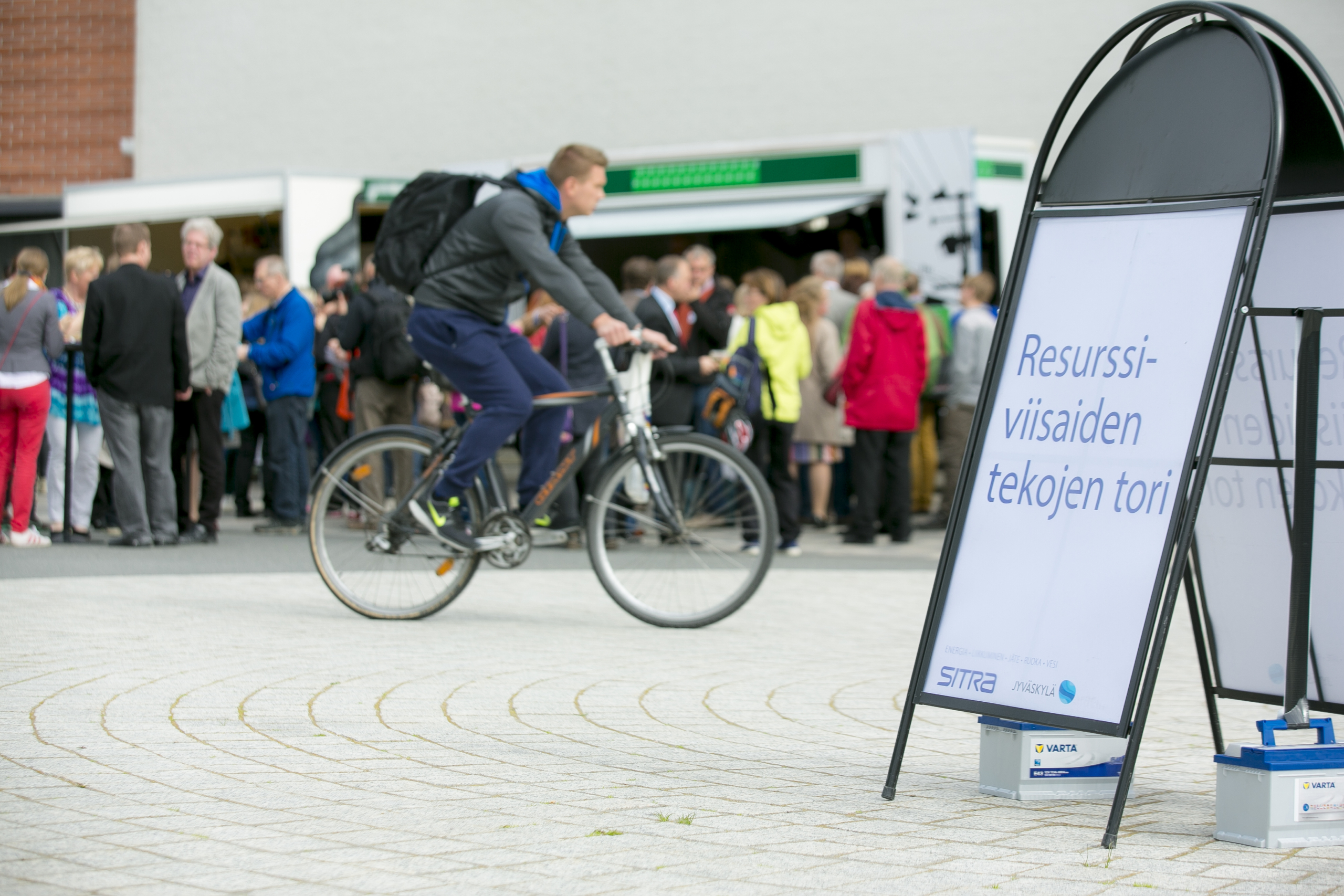 Jyväskylän resurssiviisaita tekoja esiteltiin Resurssiviisaiden tekojen torilla kesäkuussa 2015.