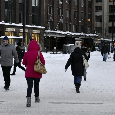 Jalankulkijoita Mikonkadulla Helsingissä