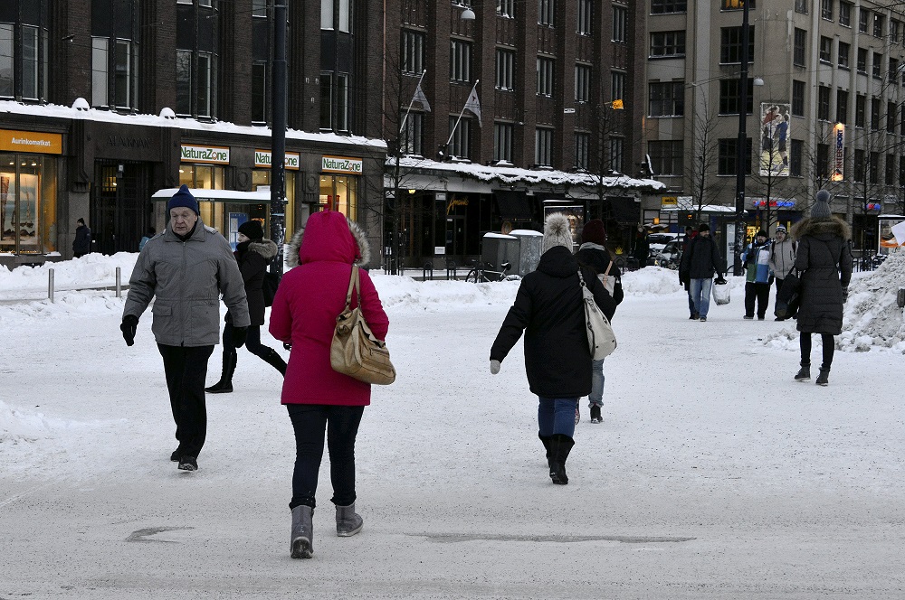 Jalankulkijoita Mikonkadulla Helsingissä