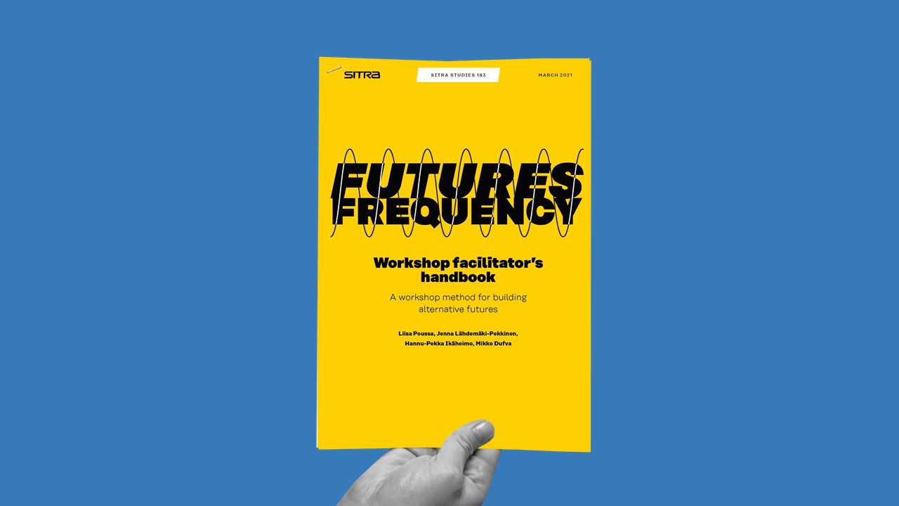 Kuvassa käsi ja Futures frequency käsikirja