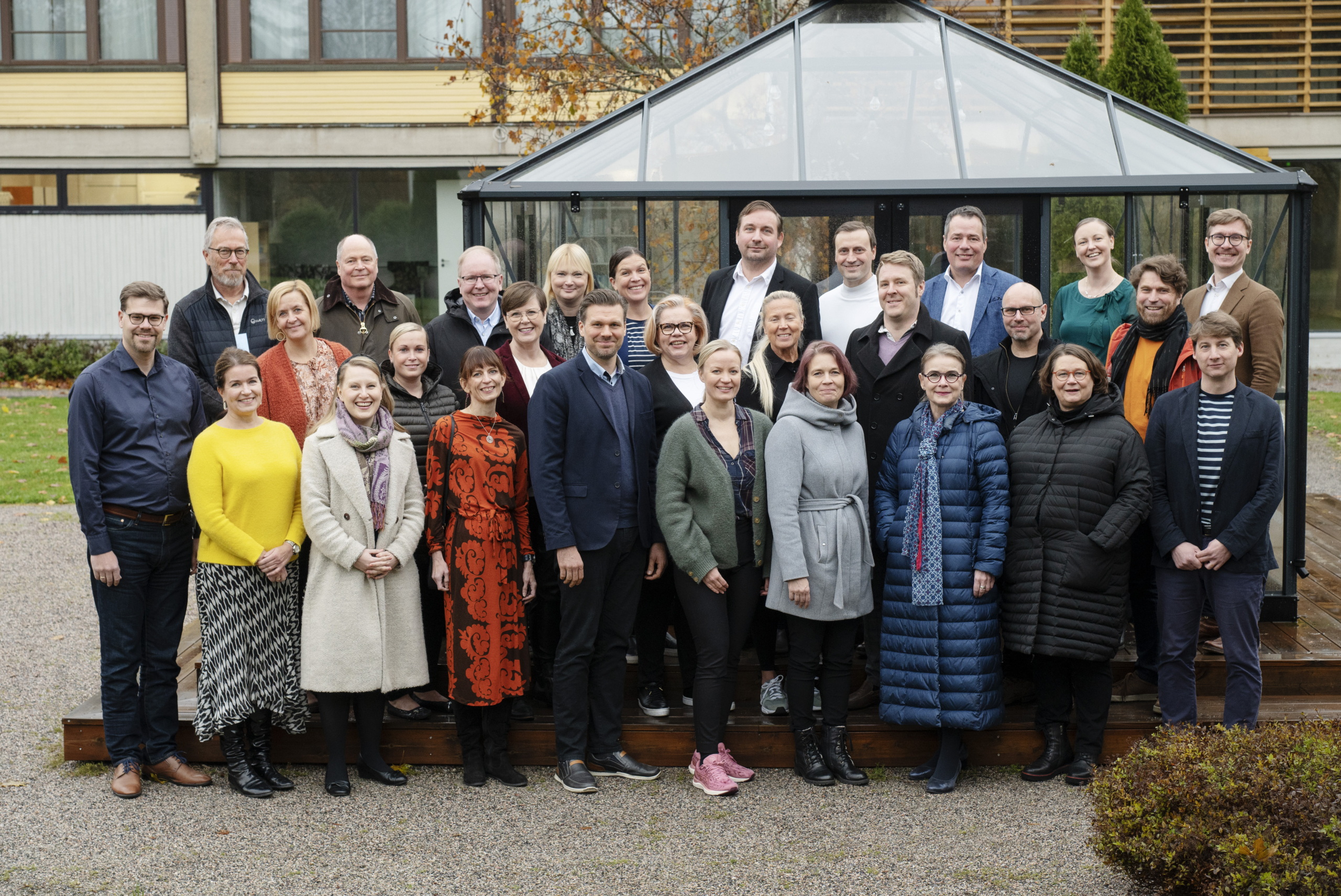 Kestävän talouspolitiikan kurssin 20 osallistujat ryhmäkuvassa ulkona